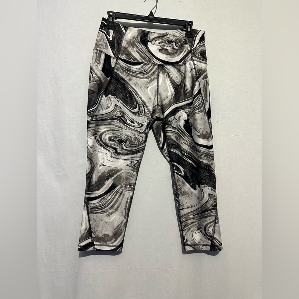 Xersion Black & White Marble Swirl Active Leggings | OX Plus - Picture 3 of 4